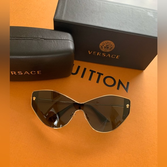 Gorgeous Versace Medusa Sunglasses - Picture 7 of 12